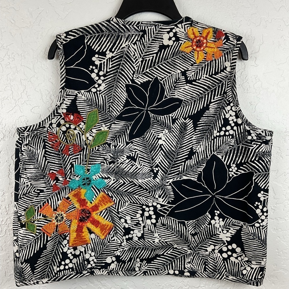 Chico’s Floral Embroidered Black White Vest Size 2 Medium - Picture 6 of 9